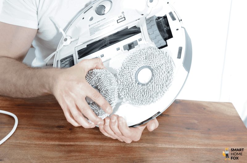 Ein Wischmopp des ECOVACS DEEBOT T20 OMNI wird angebracht.